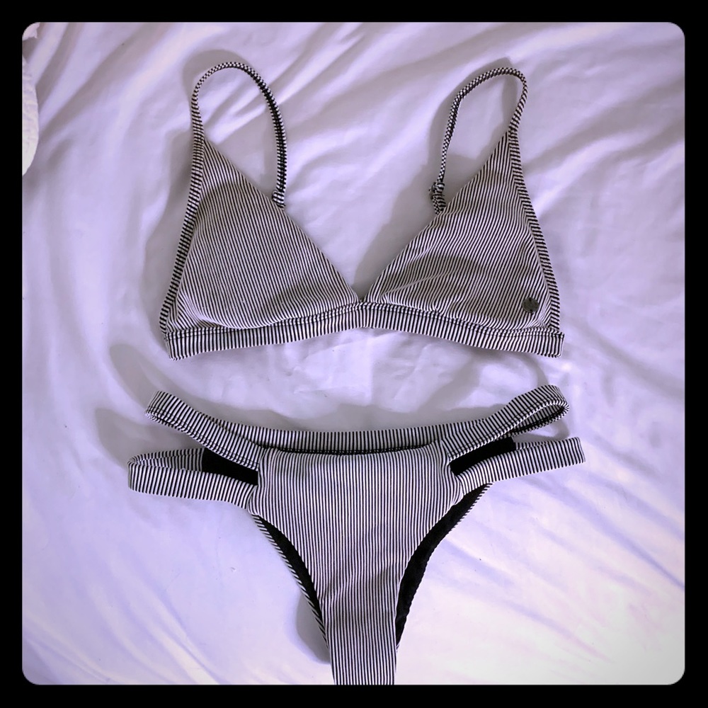 BillaBong stripe bikini set 😁